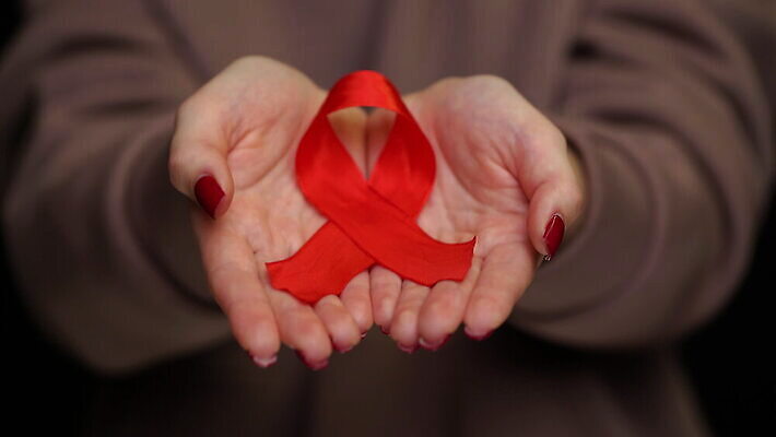 손 리본 캠페인 건강 관리 신체부위 치료 빨간색 세계 약 희망 고통 하트 잡기 일주일 바이러스 질병 심볼 사인 만족 보여주기 기부 돌봄 신앙심 에이즈 자금 지원 헬프 남용 자선단체 4K MOV 해외동영상 클립영상 모양 감정 컬러 돈 의학 모션 사람 금융 도움 그룹 동영상 자선 파일형식