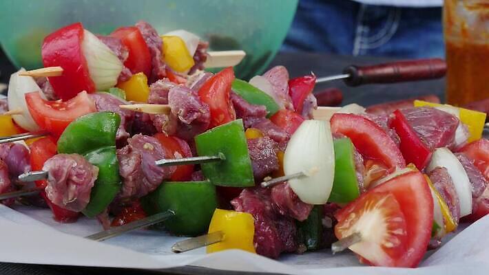 전통 손 음식 조각 토마토 채소 양파 육류 돼지고기 요리 비프스테이크 사람없음 야외 빨간색 소풍 치킨 소고기 신선 꼬치 그릴 바비큐 굽기 먹기 준비 날것 좁은 향 점심식사 절임 철강 맛있는 4K MP4 해외동영상 클립영상 컬러 식재료 모션 주방용품 스테이크 신체부위 야외활동 식사 구이 동영상 닭고기요리 파일형식