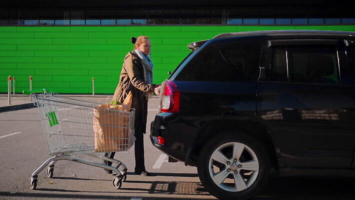주간 백인 라이프스타일 잡화 음식 빵 채소 가방 포장 자동차 건강 한명 성인 야외 일상 쇼핑 상자 상점 카트 빵집 오픈 구매 바게트 주차 쇼핑몰 고객 슈퍼마켓 서류판 자동 4K MOV 해외동영상 슬로모션 클립영상 자연요소 서양인 1 육상교통 촬영기법 사람 라이프 생활 사무용품 동영상 파일형식
