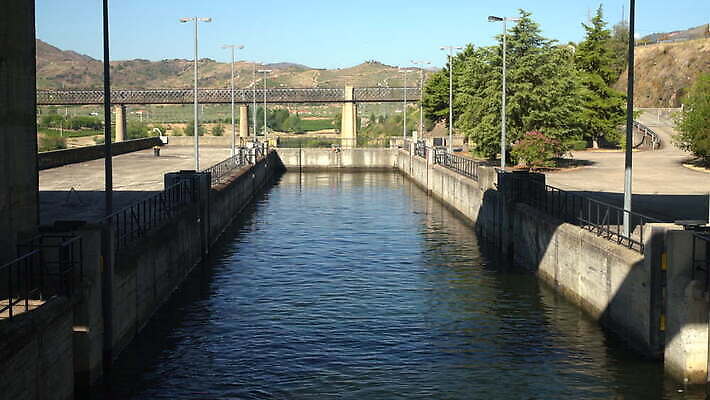 산업 벽 여행 사람없음 야외 물 강 힘 도시 떨어짐 큼 댐 포르투갈 잠금 대문 수로 운하 세대 도루강 수력발전 콘크리트 4K MOV 해외동영상 클립영상 자연요소 공공시설 유럽 컨셉 문 발전 크기 보안 동영상 수력에너지 파일형식