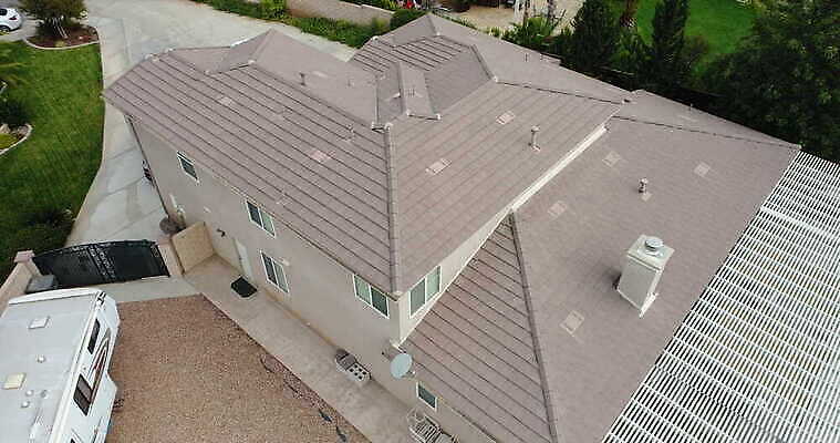 산업 하늘 지붕 부동산 주택 안테나 한명 야외 건물 땅 타일 기중기 항공촬영 대패 드론 측량사 4K MOV 해외동영상 클립영상 직업 1 건축물 뷰포인트 통신 사람 중장비 재산 동영상 파일형식