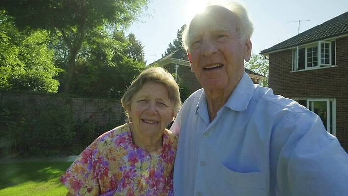 백인 라이프스타일 커플 여자 할아버지 노년 남자 행복 할머니 결혼 2 장난 관계 남편 함께함 건강 사랑 성인 야외 두명 여름 노후 빛 스마트폰 햇빛 낭만 아내 입 셀프카메라 은퇴 혀 긍정 유대감 4K MP4 해외동영상 클립영상 서양인 계절 감정 컨셉 사람 이벤트 생활 신체부위 핸드폰 스마트기기 태양 사진촬영 동영상 파일형식