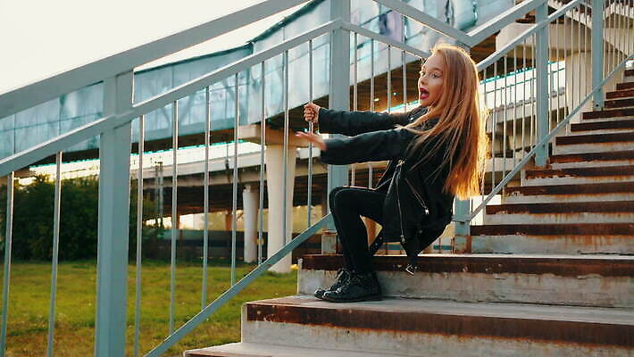 주간 백인 라이프스타일 헤어스타일 여자 얼굴 어린이 로우앵글 포즈 건축양식 난간 한명 사람 야외 10대 도시풍경 유행 계단 검은색 일몰 재킷 잡기 도시 화려 가죽 흥분 단계 펑크 스타일 MOV 해외동영상 클립영상 자연요소 서양인 1 건축 감정 뷰포인트 컬러 컨셉 모션 청소년 풍경 생활 신체부위 노을 외투 동영상 파일형식