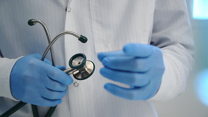 백인 손 통신 청진기 영국 잉글랜드 기술 실내 설명 한명 달러 잡기 실험복 조언 4K 락다운 MOV 해외동영상 클립영상 서양인 1 유럽 돈 의료기기 모션 사람 내부 신체부위 가운 동영상 파일형식