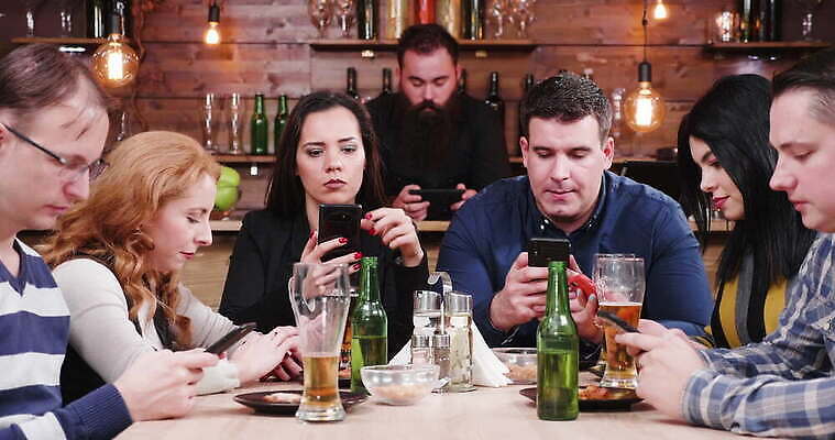 라이프스타일 음료 모바일 맥주 피자 함께함 실내 선물 사람 친구 전자제품 스마트폰 핸드폰 파티 우정 모임 축하 알코올 바 네트워크 발표 사회 그룹 어플리케이션 손목시계 문제 온라인 일반 동영상 나쁜 부정적 소셜 어려움 4K MOV 해외동영상 클립영상 감정 시계 컨셉 장신구 관계 주류 패스트푸드 서양음식 이벤트 내부 생활 스마트기기 공동체 파일형식