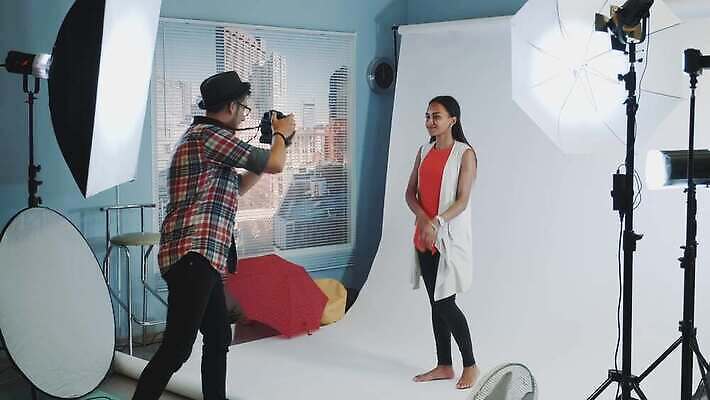 모델 직업 라이프스타일 여자 남자 감정 포즈 흑인 백그라운드 전등 실내 미술 사람 인종 두명 세트 뷰티 유행 카메라 디지털 검은색 장비 표현 도시 변화 잡지 사진사 그림 긍정 스타일 4K MOV 해외동영상 클립영상 서양인 컬러 컨셉 문화예술 조명 내부 생활 간행물 전자제품 작가 동영상 파일형식