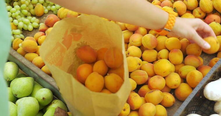 손 종이 음식 포도 거리 건강 야외 신체부위 여름 쇼핑 신선 시장 선택 구매 상품 계산대 무역 유기농 모음 소매 내추럴 살구 숙성 4K MOV 해외동영상 클립영상 웰빙 계절 산업 컨셉 과일 사람 동영상 파일형식