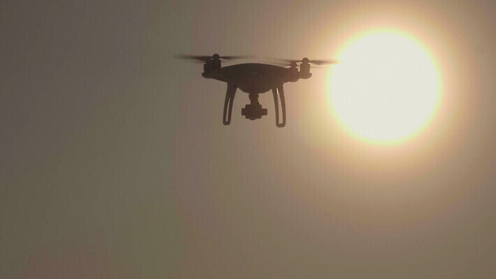 직업 모션 놀이 하늘 아침 추상 새로움 안테나 사람없음 야외 햇빛 태양 카메라 일출 일몰 장비 안개 헬리콥터 작음 로봇 프로펠러 회전 롤 감시 시스템 겹침 멀리 항공촬영 혁명 드론 스파이 공급 MOV 해외동영상 슬로모션 클립영상 주간 자연요소 뷰포인트 컨셉 무늬 통신 날씨 비행기 촬영기법 전자제품 노을 크기 동영상 파일형식