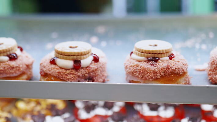 음식 분홍색 컬러 모션 딸기 디저트 영국 잉글랜드 사탕 사람없음 장식 컬러풀 갈색 쌓기 쿠키 초콜릿 얼음 빵집 원형 도넛 달콤 맛 아침식사 정상 유혹 설탕 굽기 뿌리기 크림 런던 토핑 향료 칼로리 반투명 페스츄리 해로움 프로스팅 맛있는 4K MOV 해외동영상 클립영상 자연요소 도형 유럽 빵 컨셉 과일 상점 식사 구이 향기 냄새 제빵 동영상 파일형식