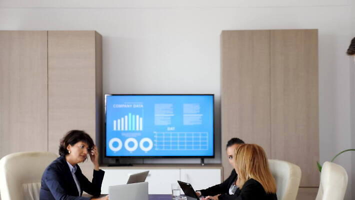 백인 직업 여자 행복 회사 비즈니스 성공 노동자 직장 함께함 미소 사람 성인 내부 사무실 유행 흰색 업무 작업 비즈니스맨 비즈니스우먼 자신감 그룹 대표 회의실 리더 내추럴 경영 진짜 4K MOV 해외동영상 슬로모션 클립영상 서양인 남자 감정 컬러 컨셉 촬영기법 표정 직장인 동영상 파일형식