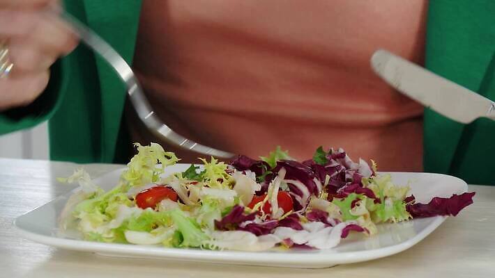 라이프스타일 손 여자 음식 포크 다이어트 채소 건강 사람 식사 샐러드 신선 사발 닫기 아침식사 먹기 내추럴 점심식사 채식주의자 맛있는 4K MP4 해외동영상 클립영상 식기 모션 생활 신체부위 사기그릇 채식 동영상 파일형식