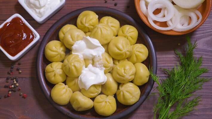 전통 접시 문화 음식 탁자 건강 요리 사람없음 목재 초록색 갈색 주방 식당 식사 저녁식사 시골 신선 도자기 닫기 정상 수증기 메뉴 준비 점심식사 경단 삶기 아르메니아 전국 조지아 핸드메이드 맛있는 4K MOV 해외동영상 클립영상 나무 식기 컬러 가구 재료 모션 상점 동영상 동유럽 파일형식