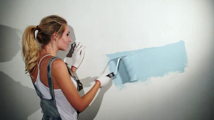 직업 산업 벽 유니폼 가사 노동자 아파트 주택 손잡이 한명 사람 장식 파란색 인테리어 섹시 페인트 방 장비 흰색 기구 공구 잡기 붓 업무 플랫 수리 땅 서비스 그림 롤 롤러 페인트붓 화가 건축업자 복원 업그레이드 4K MOV 해외동영상 클립영상 1 디자인 옷 건축 컬러 컨셉 모션 건물 도구 작업 동영상 파일형식