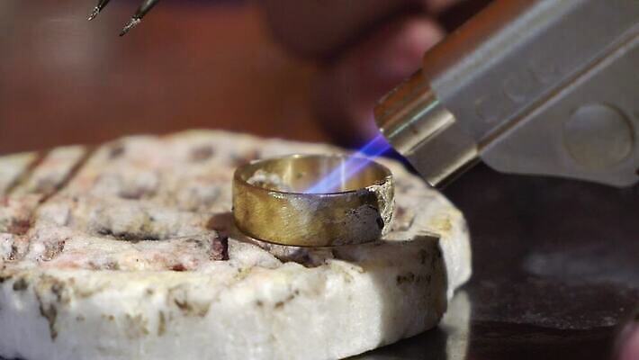 백인 직업 손 디자인 산업 장신구 공장 불 불꽃 노동자 기술 관리 창조 빛 금속 장비 공구 반지 잡기 업무 작업실 황금 고급 수리 제조 은색 상품 보석 만들기 다이아몬드 고정 닦기 판화 공예가 백금 4K MOV 해외동영상 클립영상 자연요소 서양인 컬러 컨셉 공업 모션 재질 미술 신체부위 도구 작업 광석 동영상 파일형식