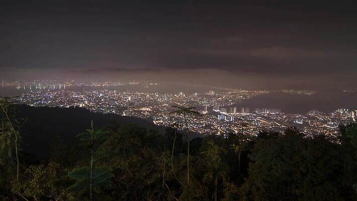구름 아시아 바다 여행 하늘 사람없음 야외 초록색 하이앵글 도시풍경 안개 도시 숲 언덕 타운 말레이시아 드론 4K 타임랩스 페낭 MP4 해외동영상 클립영상 자연요소 나라 뷰포인트 컬러 날씨 촬영기법 풍경 동영상 파일형식