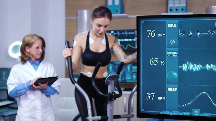 직업 과학 건강 병원 여러명 운동복 컴퓨터 달리기 운동 약 스크린 모니터 공연 장비 에너지 센터 실험실 연습 측정 시설 4K MOV 해외동영상 클립영상 옷 다수 의학 모션 실험 사람 이벤트 전자제품 동영상 파일형식