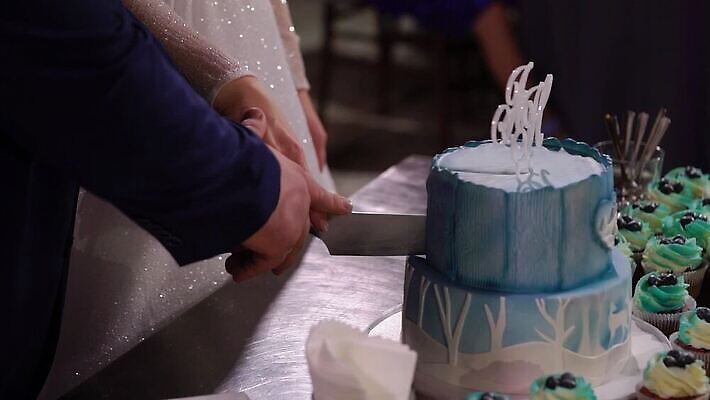 백인 커플 드레스 여자 기념일 남자 음식 조각 신랑 결혼 신혼부부 결혼식 디저트 실내 사탕 사랑 귀여움 케이크 낭만 흰색 축하 가운 생일 자르기 MOV 해외동영상 클립영상 서양인 부부 옷 감정 컬러 컨셉 관계 모션 사람 이벤트 내부 신혼 동영상 파일형식