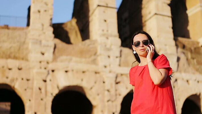 백인 라이프스타일 계절 여자 행복 유럽 여행 건축양식 가족 엄마 휴가 한명 사람 성인 야외 건물 스마트폰 여행객 카메라 사진촬영 이탈리아 흰색 역사 로마 콜로세움 원형경기장 랜드마크 옛날 MOV 해외동영상 클립영상 서양인 1 건축물 건축 감정 나라 컬러 스포츠시설 관계 생활 전자제품 핸드폰 스마트기기 촬영 경기장 동영상 파일형식