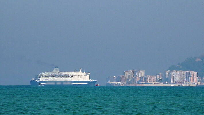 바다 여행 교통시설 하늘 휴가 항해 사람없음 건물 물 여름 파란색 도시풍경 힘 흰색 도시 시간 보트 고급 큼 크루즈 갑판 함선 승객 포트 알바니아 수평선 4K 타임랩스 MOV 해외동영상 클립영상 자연요소 건축물 계절 컬러 교통 컨셉 배_교통 촬영기법 풍경 크기 시설 동영상 파일형식 남유럽