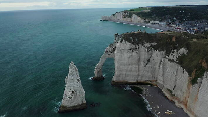 유럽 바다 자연 안테나 파노라마 사람없음 초록색 물 파란색 하이앵글 절벽 프랑스 만 아치 프랑스어 노르망디 드론 랜드마크 4K MOV 해외동영상 클립영상 자연요소 문자 나라 뷰포인트 컬러 통신 촬영기법 생태계 동영상 파일형식