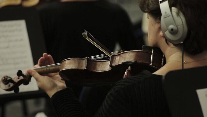 직업 손 여자 줄 음악 손가락 놀이 미술 한명 목재 쪽지 화목 소리 콘서트 공연 음악가 기구 클래식 바이올린 활 예술가 바이올리니스트 오케스트라 교향곡 멜로디 뮤지컬 비올라 실행 플레이어 MOV 해외동영상 클립영상 나무 1 컨셉 재료 현악기 문화예술 사람 이벤트 신체부위 연주자 악단 동영상 파일형식 찰현악기