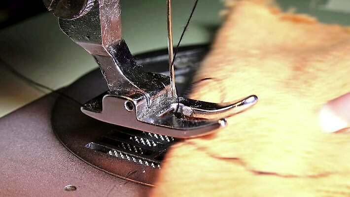 디자인 드레스 옷 산업 백그라운드 패턴 공장 취미 사람없음 유행 금속 기계 장비 직물 면 업무 못 실 수리 제조 바느질 묘사 질감 만들기 밟기 수공예 재단 재단사 방법 옛날 하수 4K HD MP4 해외동영상 클립영상 직업 무늬 공업 모션 재질 물 공구 작업 공예 동영상 파일형식