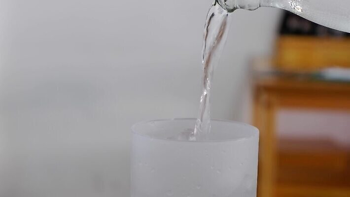 음료 백그라운드 재료 자연 유리 탁자 주류 건강 사람없음 물 갈색 얼음 검은색 어둠 거품 추위 흰색 알코올 신선 칵테일 바 액체 황금 붓기 달콤 맛 떨어짐 시원함 크리스탈 순수 오브젝트 상쾌 브랜디 소다 옛날 위스키 4K MP4 해외동영상 클립영상 자연요소 감정 컬러 가구 컨셉 모션 재질 광석 생태계 동영상 파일형식