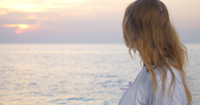 백인 여자 리본 캠페인 바다 분홍색 컨셉 티셔츠 하늘 건강 사람 성인 야외 물 금발 글로벌 일몰 흰색 질병 저녁 가슴 심볼 사인 회전 암 돌봄 연대 지원 헬프 수평선 동정 자선단체 4K MOV 해외동영상 클립영상 자연요소 서양인 헤어스타일 컬러 셔츠 의학 모션 신체부위 노을 도움 그룹 야간 동영상 자선 파일형식