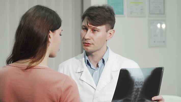 직업 신체 엑스레이 실내 건강 병원 두명 치료 컴퓨터 약 스크린 모니터 고통 장비 의사 결과 질병 지압 척추 분석 목 암 외과 물리치료 물리치료사 방사선 치료사 치유 4K MOV 해외동영상 클립영상 감정 컨셉 의학 뼈 사람 내부 신체부위 전자제품 의료진 마사지 동영상 파일형식