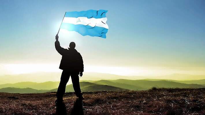 실루엣 파도 백그라운드 컨셉 산 한명 서기 사람 야외 파란색 힘 수확 깃발 잡기 고리 정상 심볼 언덕 긍정 애국심 발견 니카라과 독립 승자 필승 자극 4K MP4 해외동영상 영광군 클립영상 1 바다 컬러 농업 모션 촬영기법 우승 남아메리카 전라남도 동영상 파일형식