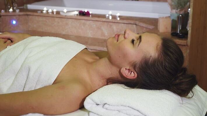 1 라이프스타일 여자 행복 얼굴 신체 탁자 휴식 건강 한명 미소 수건 금발 뷰티 평화 상점 귀걸이 스파 화목 기쁨 추위 마사지 목욕가운 고급 손톱관리 손톱 만족 휴양지 주말 긴장 테라피 거짓말 돌봄 4K MOV 해외동영상 클립영상 헤어스타일 손 감정 가구 컨셉 장신구 모션 표정 사람 생활 신체부위 위생용품 장소 가운 네일아트 동영상 파일형식