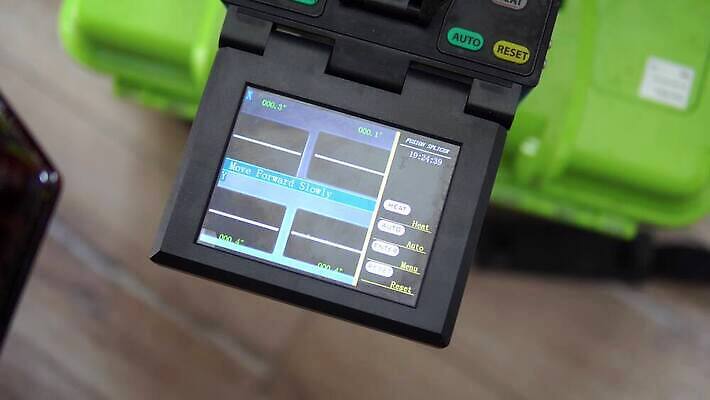 직업 산업 백그라운드 인터넷 통신 부분 노동자 기술 사람 사람없음 빛 세트 글로벌 장비 정보 기구 공구 업무 작업 네트워크 기술자 엔지니어 코드 연결 자르기 신호 전염 철사 섬유 공학 진행 설치 용접 지원 커터 하드웨어 광학 4K MP4 해외동영상 클립영상 교육 모션 컴퓨터 도구 직물 질병 감염 동영상 파일형식