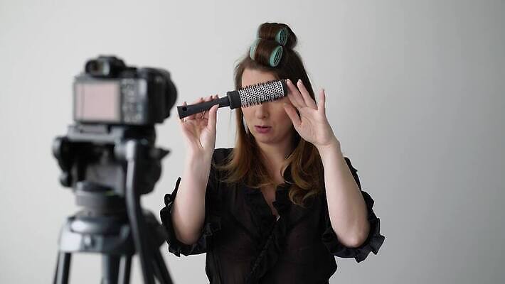 여자 인터넷 통신 주택 실내 대화 한명 미소 사람 뷰티 유행 카메라 검은색 촬영 흰색 머리빗 목욕가운 속옷 토론 준비 방송 온라인 삼각대 란제리 동영상 블로거 블로그 소셜 크리에이터 1인미디어 4K MOV 해외동영상 클립영상 직업 1 옷 컬러 표정 말하기 내부 건물 전자제품 미용용품 가운 파일형식