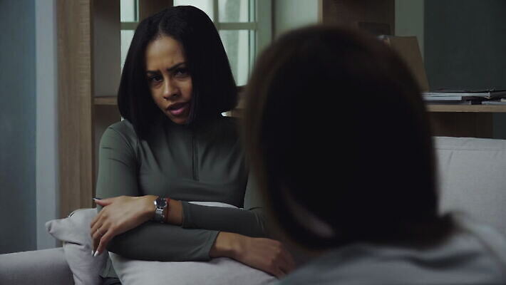 직업 여자 흑인 지도 실내 병원 말하기 대화 한명 미소 사람 성인 치료 소파 믿음 공책 방 모임 환자 업무 도움 토론 분석 문제 정신과 조언 지원 치료사 헬프 안락 정신건강 심리치료 4K MOV 해외동영상 클립영상 서양인 1 감정 컨셉 의자 의학 모션 문구용품 표정 건강 내부 작업 동영상 심리 파일형식