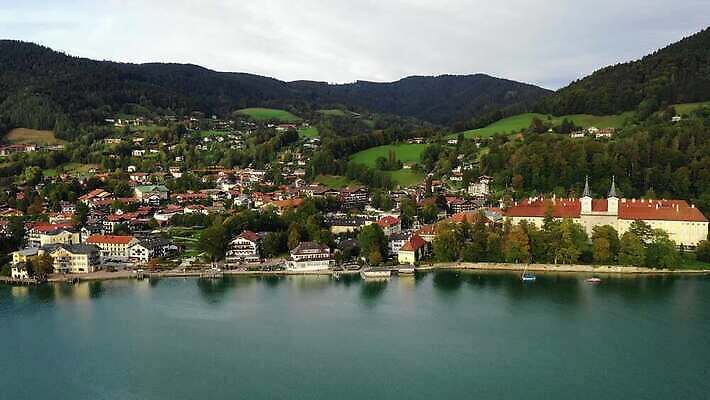 나무 유럽 호수 여행 자연 하늘 산 독일 파노라마 사람없음 야외 물 파란색 관광지 교회 마을 보트 언덕 장면 타운 바이에른 바이에른사람 산맥 4K MOV 해외동영상 클립영상 자연요소 식물 나라 컬러 배_교통 종교건축 촬영기법 건물 도시 생태계 동영상 파일형식