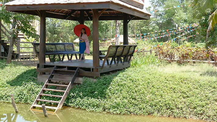 전통 드레스 옷 종교 문화 얼굴 여행 포즈 우산 태국 주택 한명 미소 사람 동양인 장식 강 컬러풀 유행 걷기 공연 골동품 사찰 강가 경례 환영 우수 정교 스타일 존경 MOV 해외동영상 클립영상 1 아시아 컬러 종교건축 모션 표정 인종 이벤트 건물 신체부위 인사 절기 동영상 파일형식