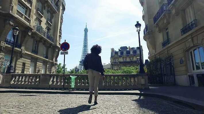 백인 라이프스타일 계절 여자 행복 유럽 안경 여행 건축양식 휴가 거리 사람 야외 건물 여름 유행 여행객 탑 봄 낭만 프랑스 도시 보행로 우아함 프랑스어 랜드마크 스타일 파리(프랑스) 4K MP4 해외동영상 클립영상 서양인 문자 건축물 잡화 건축 감정 나라 길 컨셉 생활 동영상 파일형식