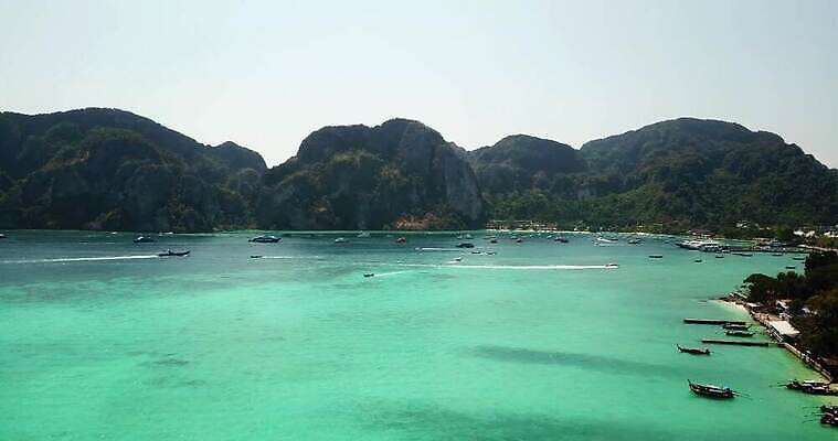 나무 아시아 모래 파도 바다 컬러 섬 여행 요트 태국 자연 하늘 휴가 열대 산 안테나 풍경 사람없음 초록색 물 여름 파란색 야자수 만 보트 산호 언덕 마야 항공촬영 드론 터키석 파라다이스 푸켓 그리너리 4K MP4 해외동영상 클립영상 자연요소 식물 계절 나라 뷰포인트 배_교통 통신 자포동물 보석 생태계 마야문명 동영상 파일형식 트랜드컬러