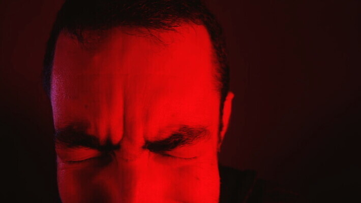 백인 1 남자 감정 얼굴 스트레스 건강 한명 사람 성인 빨간색 머리 어둠 고통 슬픔 표현 좌절 닫기 울음 고민 두통 문제 후회 긴장 압력 우울증 위기 트러블 편두통 MOV 해외동영상 클립영상 서양인 컬러 컨셉 모션 표정 신체부위 질병 동영상 파일형식