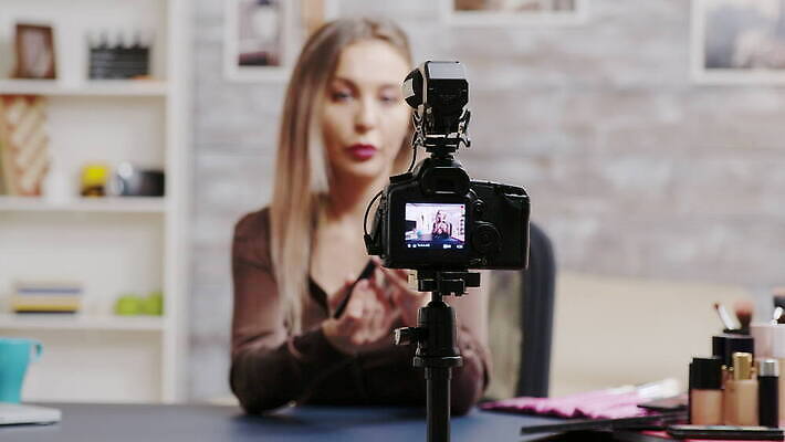 직업 라이프스타일 여자 얼굴 인터넷 비즈니스 주택 실내 미소 뷰티 유행 카메라 디지털 촬영 웹 화장품 장비 정보 업무 방송 온라인 동영상 블로거 블로그 소셜 생존 스타일 크리에이터 1인미디어 4K MOV 해외동영상 클립영상 표정 사람 내부 건물 생활 신체부위 전자제품 작업 파일형식