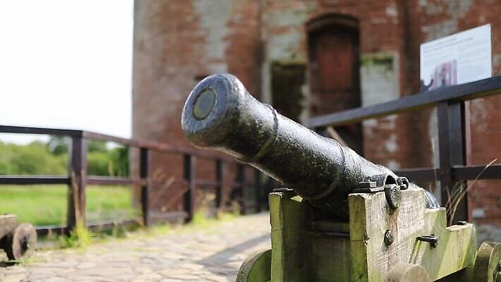 유럽 문화 여행 건축양식 자연 하늘 영국 잉글랜드 사람 풍경 소녀 성인 사람없음 야외 건물 목재 여행객 탑 수확 골동품 바위 성 방어 중세 역사 재산 오브젝트 군용 전쟁 대포 랜드마크 옛날 스코틀랜드 MOV 해외동영상 클립영상 나무 건축물 여자 건축 나라 무기 어린이 농업 재료 군대 어류 금융 돌_바위 생태계 동영상 파일형식