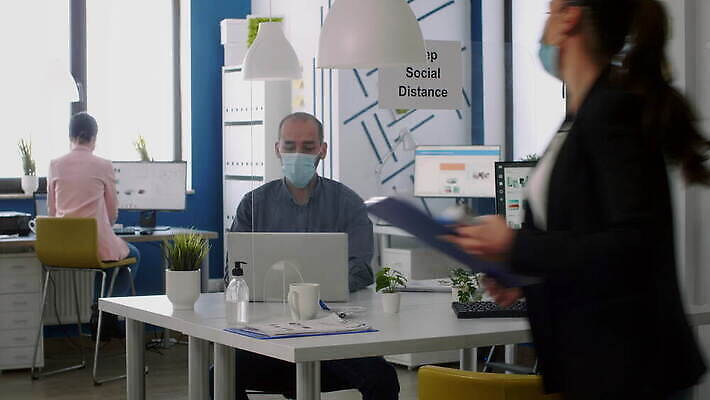 얼굴 회사 비즈니스 노동자 거리 직장 건강 안전 사람 성인 사무실 업무 열 바이러스 보호 질병 온도계 체온계 측정 예방 감염 전염 이마 전염병 코로나바이러스 뉴노멀 4K MOV 해외동영상 클립영상 직업 컨셉 의학 신체부위 경제 작업 동영상 파일형식