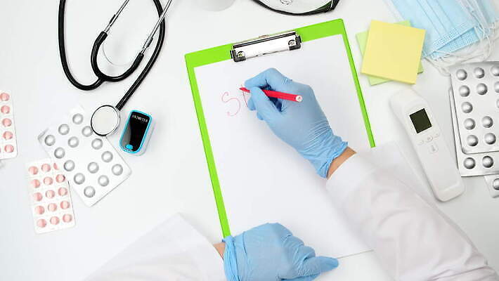 백인 직업 손 종이 컨셉 유니폼 청진기 건강 병원 치료 빨간색 파란색 알약 약 펜 장비 의사 정보 흰색 공구 정상 문서 공포 그만 돌봄 4K MOV 해외동영상 클립영상 서양인 옷 컬러 의학 의료기기 모션 신체부위 필기구 의료진 도구 동영상 파일형식