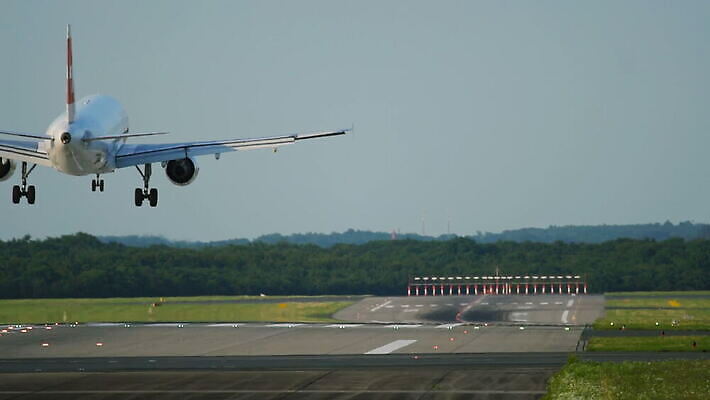 여행 백그라운드 날개 교통시설 비행기 사람없음 뒷모습 터치 흰색 공항 쌍둥이 도착 항공 활주로 제트기 승객 엔진 기어 대패 땅바닥 마지막 착륙 접근 항공사 MOV 해외동영상 클립영상 산업 길 뷰포인트 컬러 교통 가족 항공교통 대중교통 바닥 시설 동영상 파일형식