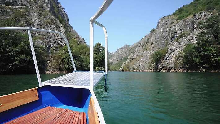 공원 유럽 호수 여행 백그라운드 자연 하늘 휴가 산 사람없음 야외 초록색 물 파란색 강 반사 여행객 환경 골짜기 봄 보트 숲 언덕 시력 내추럴 랜드마크 마케도니아 발칸반도 전국 1인칭시점 4K MP4 해외동영상 클립영상 자연요소 시선 계절 공공시설 나라 컬러 배_교통 사람 생태계 동영상 파일형식 남유럽