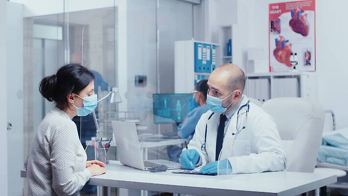 백인 직업 컨셉 창문 유리 노동자 실내 건강 병원 말하기 앉기 약 환자 의사 업무 바이러스 보호 질병 캐비닛 책상 상담 치료사 코로나바이러스 4K MOV 해외동영상 클립영상 서양인 가구 의학 모션 재질 내부 의료진 작업 사물함 동영상 파일형식