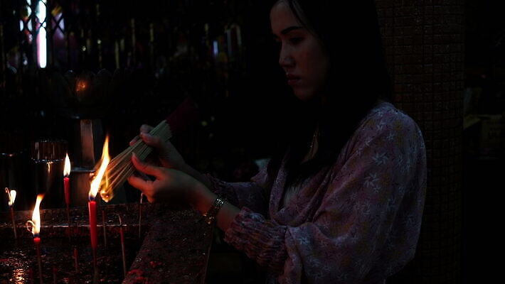 전통 아시아 종교 문화 불교 태국 불 한명 동양인 옆모습 빛 교회 믿음 중국 어둠 기도 잡기 그룹 연기 호흡 집중 준비 향기 신성 사당 숭배 신앙심 충실 패닝샷 호러 화상 존경 4K MOV 해외동영상 클립영상 자연요소 1 감정 나라 뷰포인트 컨셉 종교건축 모션 촬영기법 사람 인종 건물 상처 냄새 공포 동영상 파일형식