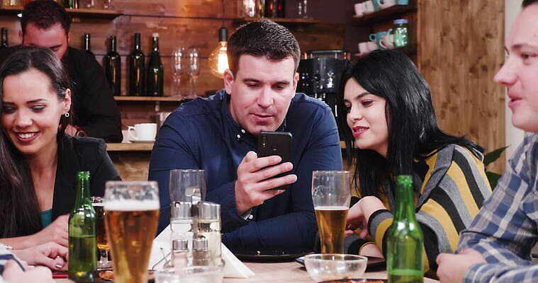 라이프스타일 여자 남자 행복 음료 인터넷 통신 모바일 휴가 맥주 피자 함께함 실내 대화 미소 웃음 성인 사람없음 내부 친구 스마트폰 핸드폰 파티 식당 우정 카페 모임 축하 알코올 관찰 잡기 칵테일 바 그룹 저녁 연결 나눔 온라인 진짜 유흥 4K MOV 해외동영상 클립영상 감정 컨셉 관계 모션 주류 패스트푸드 서양음식 표정 말하기 사람 이벤트 생활 전자제품 스마트기기 상점 야간 동영상 파일형식