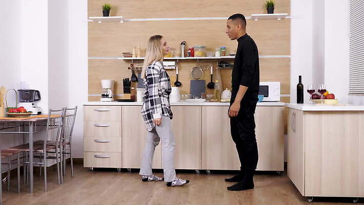 백인 라이프스타일 커플 여자 남자 결혼 관계 주택 함께함 실내 손짓 주방 검은색 대립 분노 짜증 흰색 좌절 충돌 싸움 문제 말다툼 곤란 분쟁 섞기 트러블 4K MOV 해외동영상 클립영상 서양인 감정 컬러 컨셉 모션 사람 이벤트 내부 건물 생활 동영상 파일형식