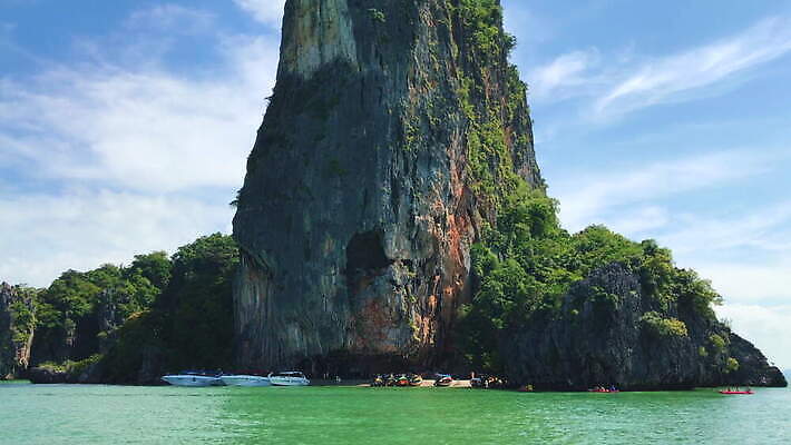 아시아 바다 섬 여행 태국 자연 하늘 휴가 휴식 산 풍경 사람없음 야외 초록색 물 여름 파란색 바위 만 언덕 휴양지 석호 안다만 이국적 파라다이스 푸켓 4K MOV 해외동영상 클립영상 자연요소 계절 나라 컬러 컨셉 장소 생태계 동영상 파일형식